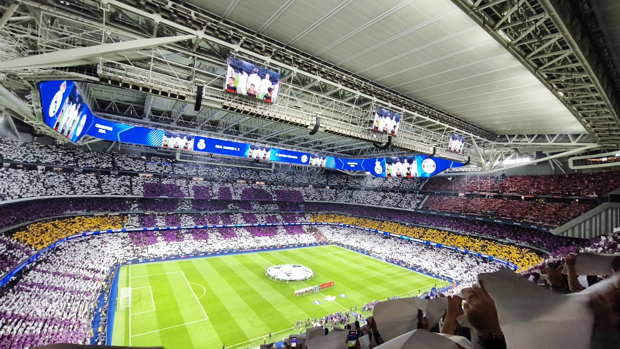 Ambiente en el Santiago Bernabéu durante un partido del Real Madrid, mosaico en la grada